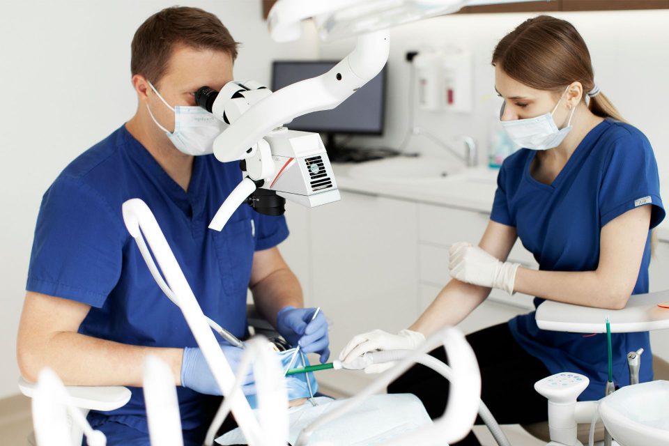 Wyrywanie usuwanie ósemek pod mikroskopem. Chirurgia dentystyczna gabinet stomatologiczny MDENTAL. Stomatolog, dentysta lublin.